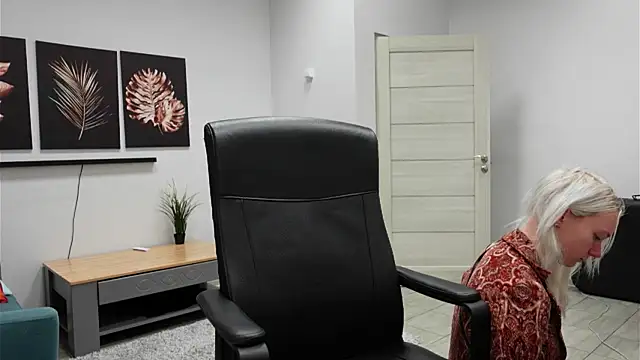 Laura Chaplin online show from November 6, 2025, 5:36 pm