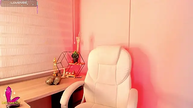 Emma  clark  online show from October 31, 2025, 11:44 am