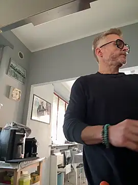 Axl hot online show from March 13, 2026, 10:33 am