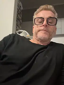 Axl hot online show from April 5, 2026, 11:46 pm