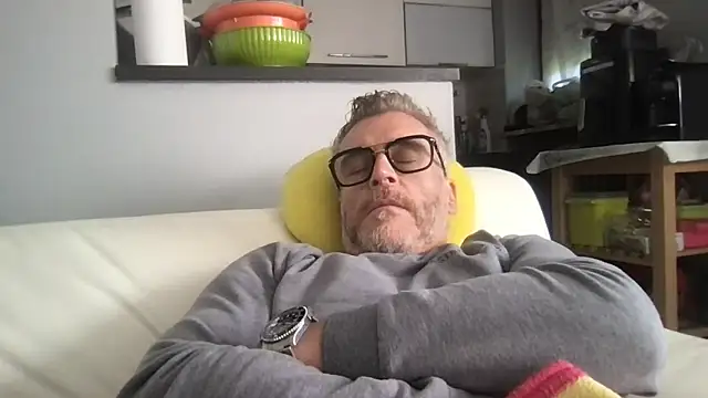 Axl hot online show from May 17, 2026, 1:51 pm