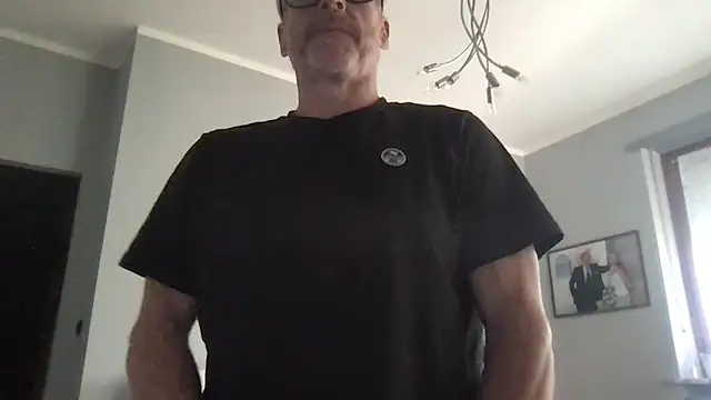 Axl hot online show from May 30, 2026, 12:24 pm