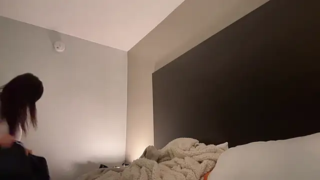 ValentinaPlays online show from April 15, 2026, 2:35 pm