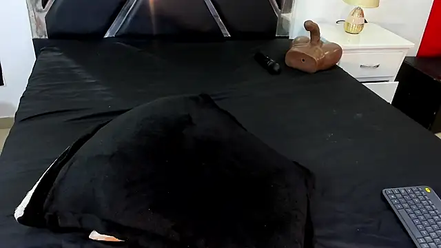 Michelle Lewis  online show from October 23, 2025, 12:15 pm