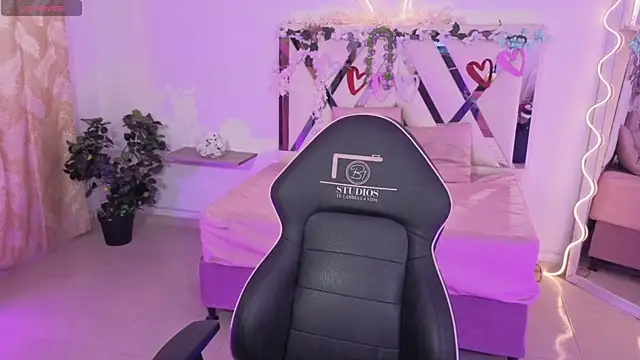 ZURY TAY online show from November 12, 2025, 11:54 am