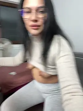 MiaKiittyy online show from October 16, 2025, 3:35 pm