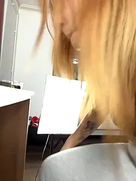 MiaKiittyy online show from November 4, 2025, 1:16 am