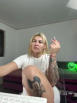 MiaKiittyy online show from December 21, 2025, 5:09 pm