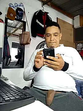 Cristianherrera online show from October 12, 2025, 6:18 pm