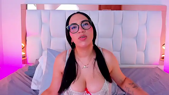 Snapshot of Camille_Juicy chatting on October 3, 2025, 12:46 pm Camille Juicy online show from October 3, 2025, 12:46 pm