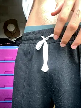 Snapshot of Axel-Mejia chatting on October 24, 2025, 7:10 pm Axel-Mejia online show from October 24, 2025, 7:10 pm