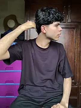 Snapshot of Axel-Mejia chatting on November 11, 2025, 12:38 pm Axel-Mejia online show from November 11, 2025, 12:38 pm