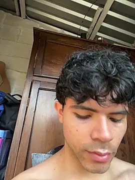 Snapshot of Axel-Mejia chatting on December 3, 2025, 8:40 pm Axel-Mejia online show from December 3, 2025, 8:40 pm