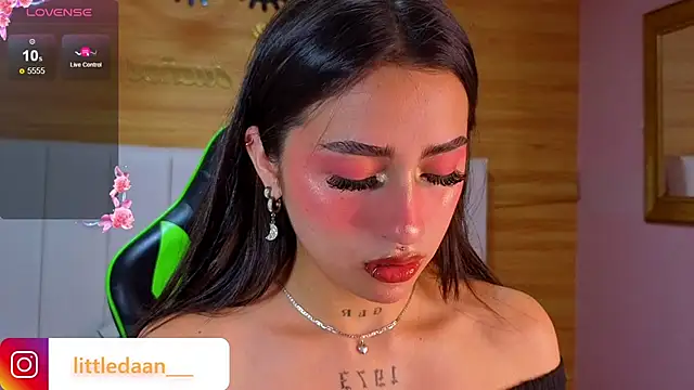 Abril Velvet a  online show from December 20, 2025, 12:45 pm