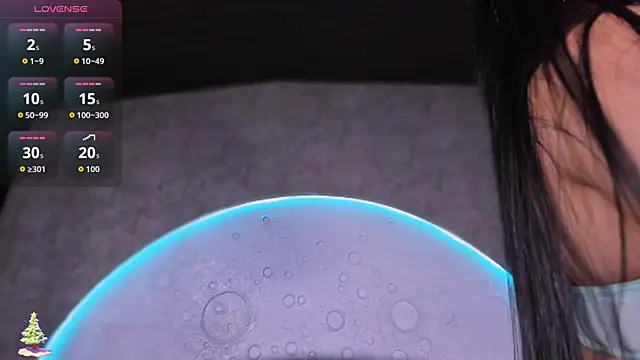 ReinaChloe online show from November 17, 2025, 4:13 pm