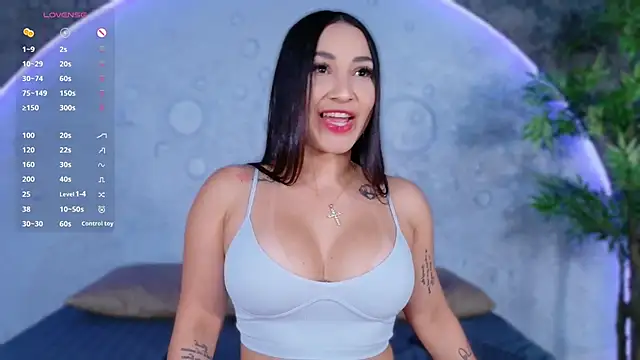 ReinaChloe online show from April 10, 2026, 4:44 pm