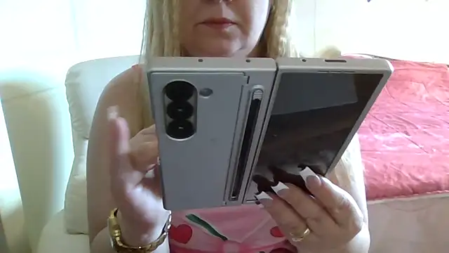 arianamodel4you online show from April 13, 2026, 9:59 am