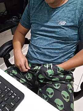 Carloskasado online show from October 28, 2025, 12:03 am