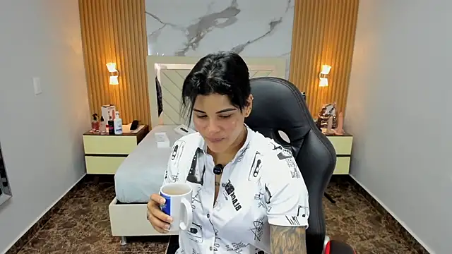 KAROLLJONES1 online show from January 11, 2026, 12:43 pm