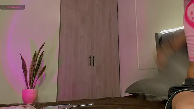 Snapshot of Ice_Princess_ chatting on October 13, 2025, 6:13 am Ice Princess online show from October 13, 2025, 6:13 am