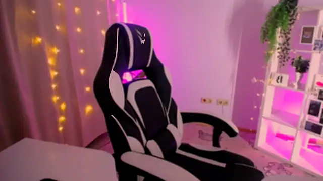 Snapshot of BagiraBella chatting on November 3, 2025, 1:19 am BagiraBella online show from November 3, 2025, 1:19 am