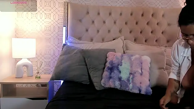 BellaNixs online show from November 16, 2025, 3:23 am