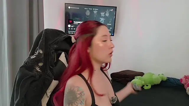 lunnaa  online show from September 26, 2025, 7:40 pm