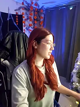 lunnaa  online show from November 5, 2025, 2:33 am