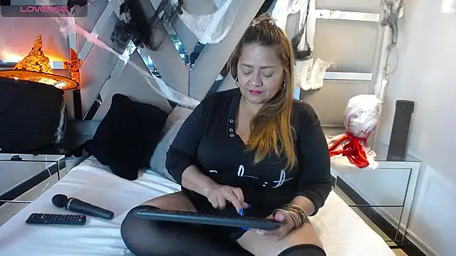 MonzerratBoyer online show from October 26, 2025, 6:25 pm