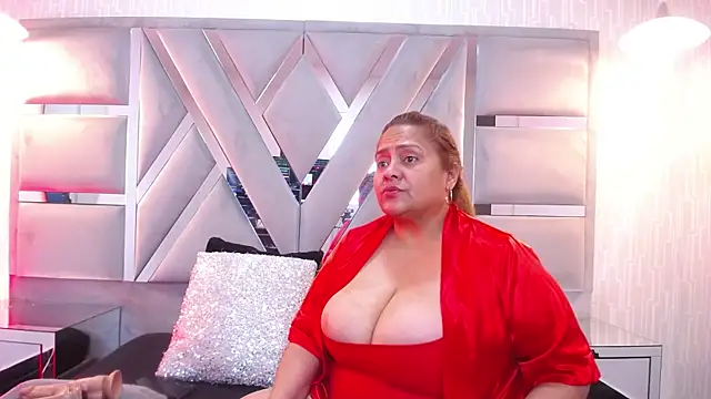 MonzerratBoyer online show from November 24, 2025, 6:02 am