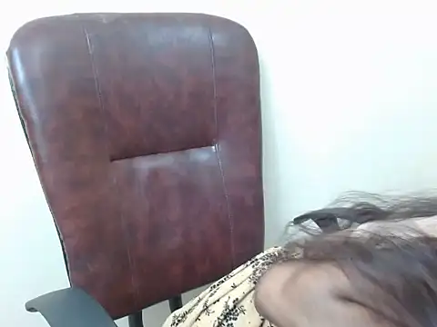 smallcuute online show from October 6, 2025, 7:33 pm