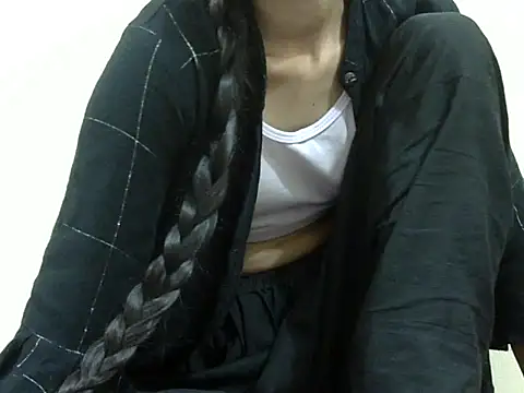 smallcuute online show from November 16, 2025, 11:10 pm