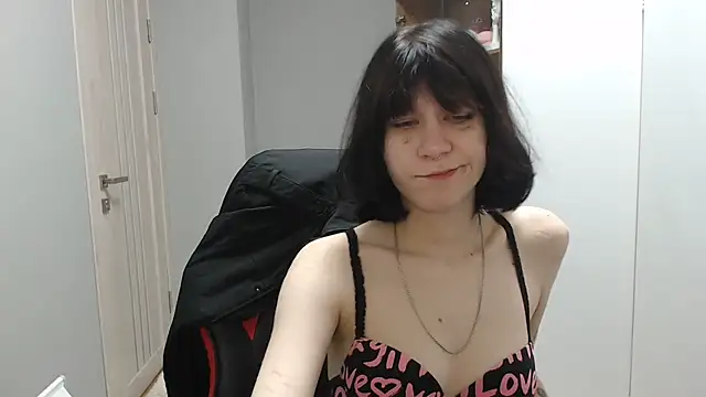 TinaQuiin online show from October 13, 2025, 8:03 am