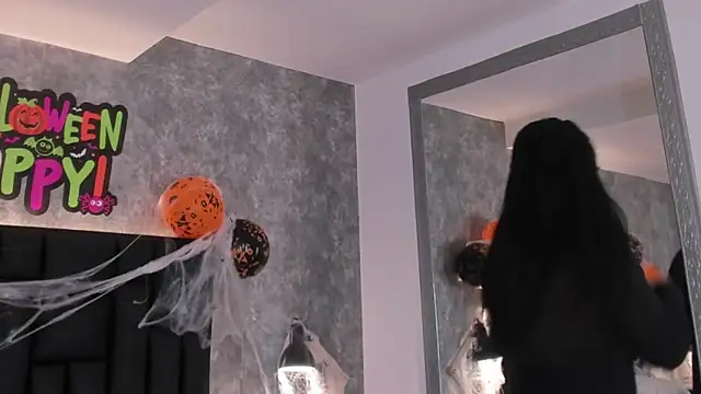 crystaldarliing online show from October 27, 2025, 3:16 pm