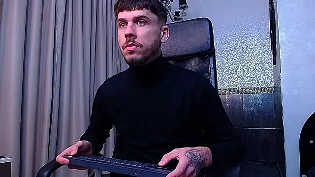 Snapshot of JonahShaw chatting on October 1, 2025, 4:29 am JonahShaw online show from October 1, 2025, 4:29 am