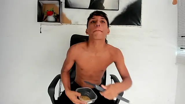 tyler twink boy online show from December 1, 2025, 12:54 pm