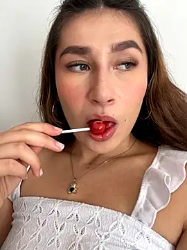 Isa Villamarin online show from September 23, 2025, 2:42 pm