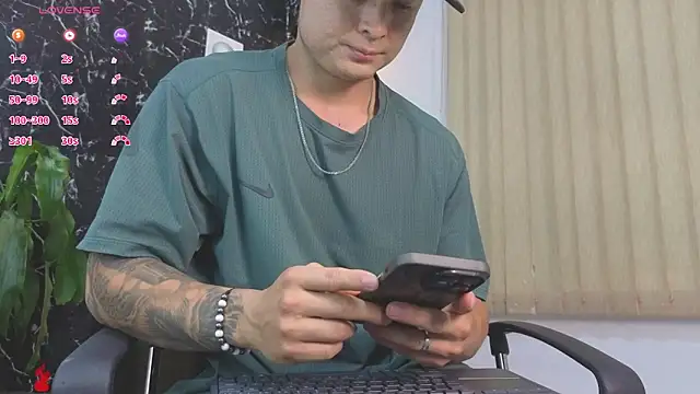 Snapshot of Alexander_ferre chatting on April 23, 2026, 11:09 am Alexander ferre online show from April 23, 2026, 11:09 am