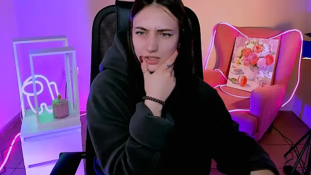 olivianorton online show from September 30, 2025, 12:32 pm