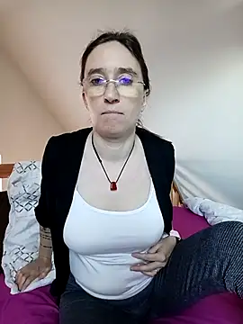 Sophierob1 online show from April 14, 2026, 7:03 am