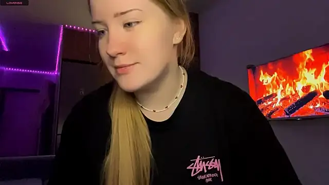 Snapshot of PandaFluff chatting on April 11, 2026, 5:50 pm PandaFluff online show from April 11, 2026, 5:50 pm