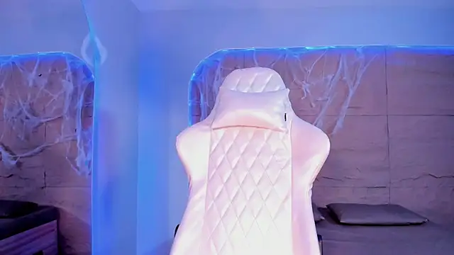 RenataLeclair online show from October 31, 2025, 4:30 pm