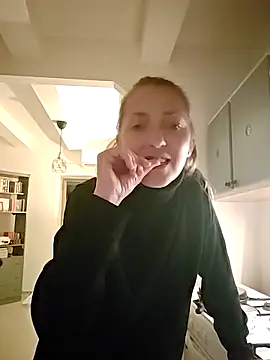 DaisyDea online show from November 16, 2025, 7:08 pm