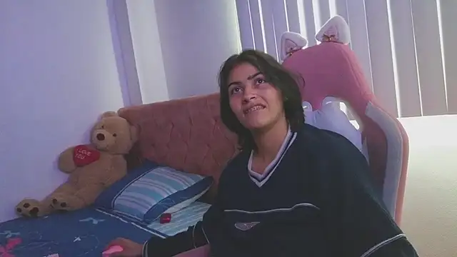 Crystal Star  online show from November 6, 2025, 1:23 pm