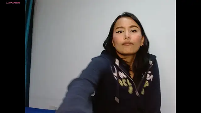 Gia Lee online show from November 14, 2025, 2:43 am