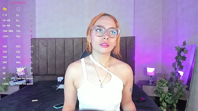 LanaMills  online show from October 10, 2025, 5:06 am