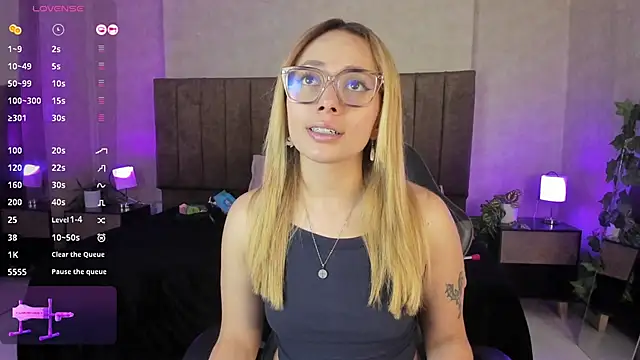 LanaMills  online show from November 4, 2025, 3:49 am