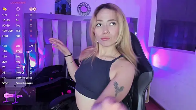 LanaMills  online show from November 18, 2025, 5:12 am