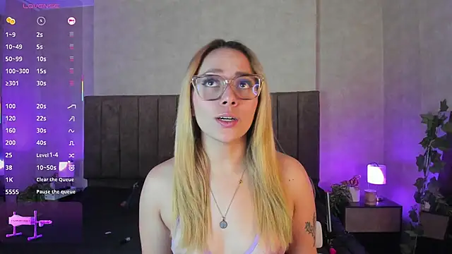 LanaMills  online show from December 2, 2025, 5:24 am