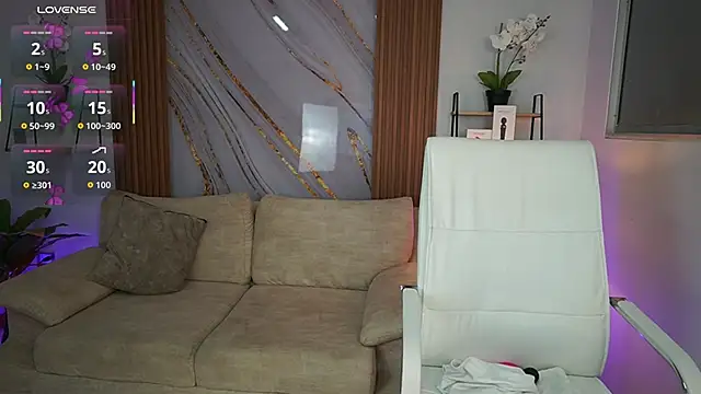 MilaCrave online show from October 7, 2025, 11:40 am